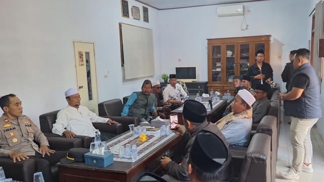 Pertemuan perwakilan Polres Sampang, Polsek Karang Penang, Camat, Ketua PCM Karang Penang, Ketua MWC NU Karang Penang, tokoh masyarakat, serta jajaran pengurus Ponpes Karang Durin di Kabupaten Sampang, Rabu (29/7/2026). Foto: Polres Sampang