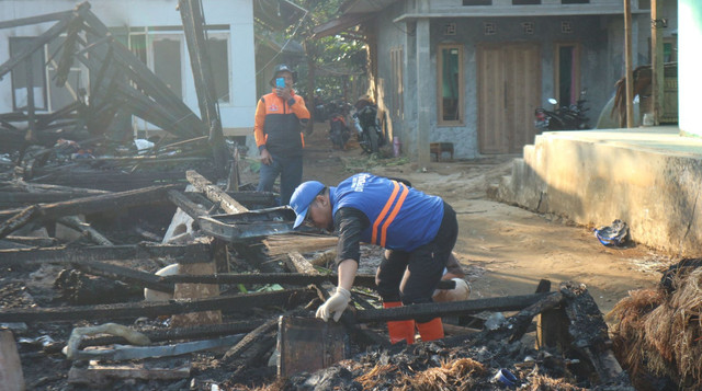DT Peduli Meninjau Langsung ke Lokasi Terjadinya Kebakaran di Kampung Adat Kasepuhan Ciptamulya, Cisolok (Sumber: DT Peduli)