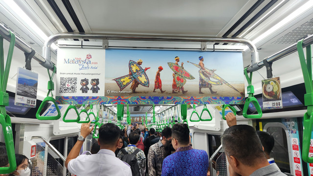 Tourism Malaysia, PT KCI dan AMG jalin kerja sama kampanye wisata dalam commuter line di Jabodetabek (29/7/2026). Foto: Azalia Amadea/Kumparan