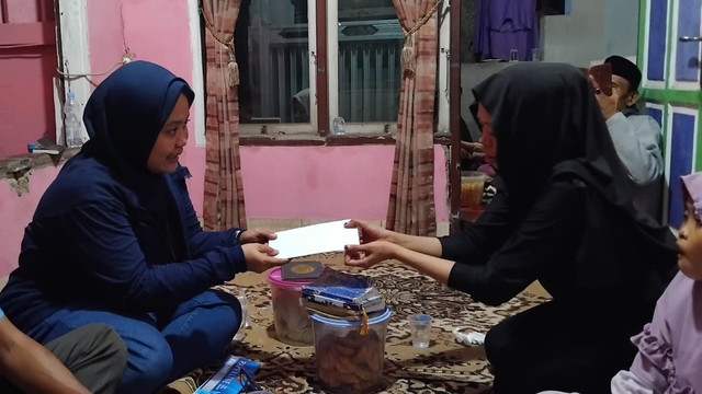 Kemensos melalui Sentra Terpadu Pangudi Luhur (STPL) Bekasi memberikan pendampingan dan bantuan kepada keluarga almarhum Sumarna, satpam yang ditemukan meninggal di area Waduk Jatiluhur, Purwakarta, Jawa Barat,Jumat (24/7/2026). Foto: Kemensos RI