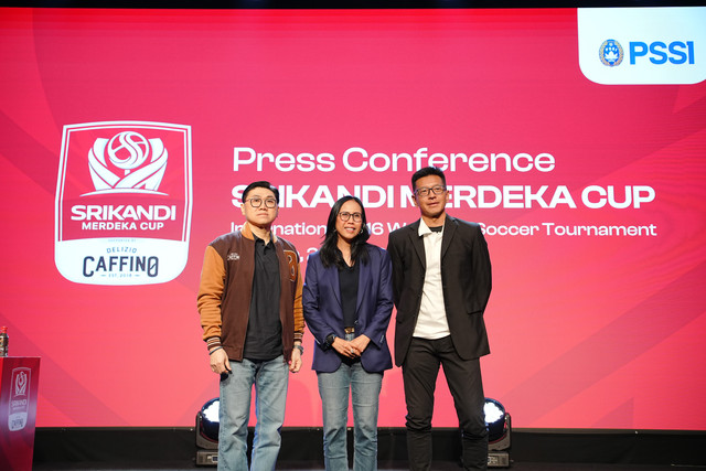 Program Director Caffino Srikandi Merdeka Cup, Teddy Tjahjono (kanan), Anggota Exco PSSI, Vivin Cahyani Sungkono (tengah), Soegiono, Business Unit Head Coffee & Confectionary Savoria (kiri), saat jumpa pers Caffino Srikandi Merdeka Cup di Jakarta. Foto: Dok. Srikandi Media Cup