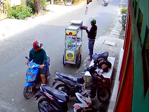 CCTV pencurian pedagang martabak mini di Kreo, Tangerang Kota. Foto: Dok. Istimewa