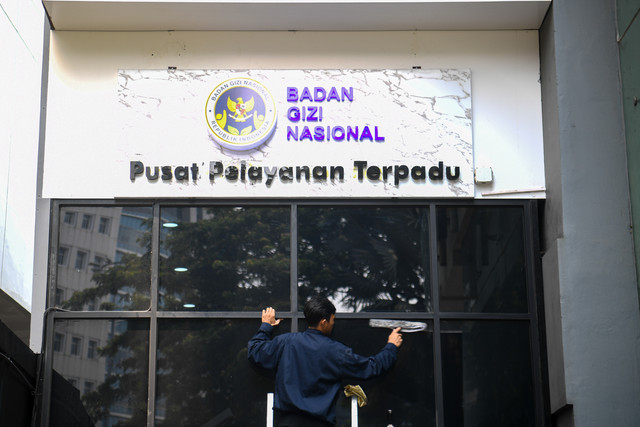 Petugas kebersihan membersihkan kaca ruang Pusat Pelayanan Terpadu Badan Gizi Nasional (BGN) di kantor BGN Jakarta, Rabu (29/7/2026). Foto: Muhammad Adimaja/ANTARA FOTO