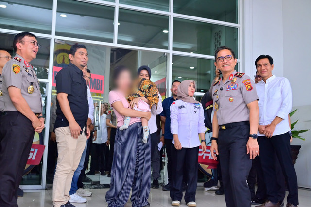 Bayi perempuan berinisial GEV (8 bulan) yang diduga menjadi korban tindak pidana perdagangan orang (TPPO) di Kabupaten Batanghari akhirnya dikembalikan kepada ibu kandungnya, PSR, di Mapolda Jambi, Rabu (29/7/2026). Foto: Dok. kumparan