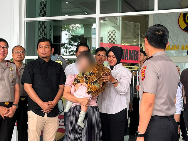Bayi perempuan berinisial GEV (8 bulan) yang diduga menjadi korban tindak pidana perdagangan orang (TPPO) di Kabupaten Batanghari akhirnya dikembalikan kepada ibu kandungnya, PSR, di Mapolda Jambi, Rabu (29/7/2026). Foto: Dok. kumparan