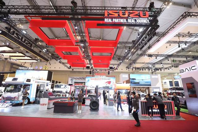 Truk Traga menjadi salon dan Elf si komo saat dipamerkan di GIIAS 2026, ICE BSD, Tangerang, Banten, Rabu (29/7/2026). Foto: Aditia Noviansyah/kumparan