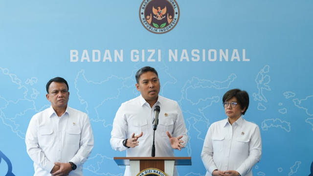 Kepala BGN Sudaryono (tengah) bersama dua wakilnya: Trenggono (kiri) dan Agustina Arumsari (kanan) dalam konferensi pers di Kantor BGN, Jakarta, Senin (27/7/2026). (Foto: Doc. Biro Hukum dan Humas BGN)