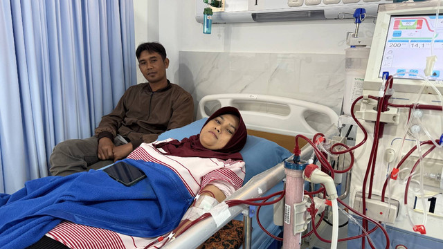 Nita Sulistiyaingsih saat menjalani hemodialisis di Klinik Nitipuran, Bantul. Foto: Pandangan Jogja