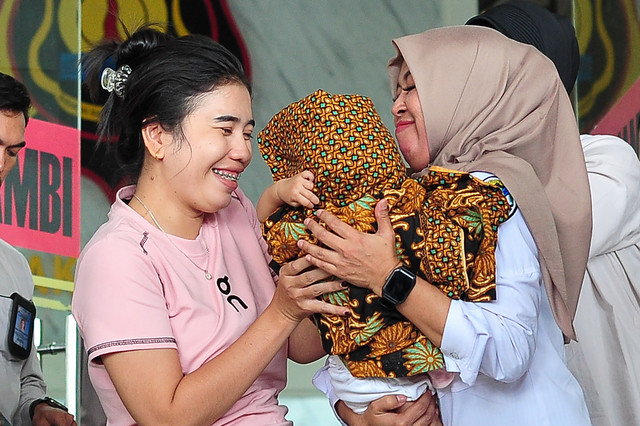 Penyerahan bayi korban dugaan TPPO dari Kepala UPTD PPA Batang Hari Neneng Eva Anggraeni (kanan) kepada ibu kandungnya, Pemi Sri Rohani (kiri), di Mapolda Jambi, Jambi, Rabu (29/7/2026). Foto: Wahdi Septiawan/ANTARA FOTO