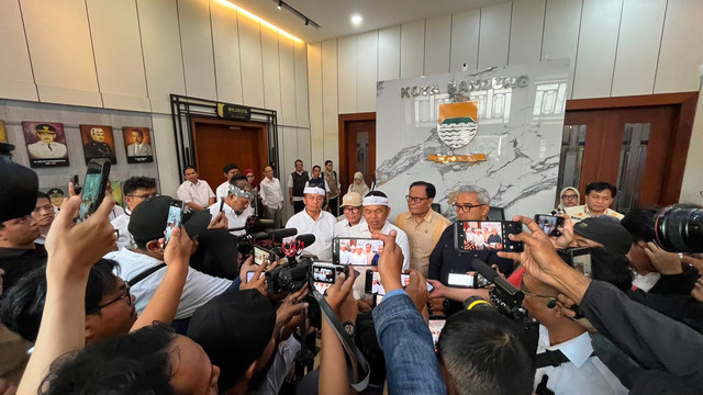 Penandatanganan NPHD dan BAST Hibah Jalan Cihampelas Kota Bandung  oleh Gubernur Jawa Barat, Dedi Mulyadi dan Walikota Bandung, M. Farhan, di Balai Kota Bandung, Rabu (29/7/2026). Foto: Dok. Diskominfo Jabar