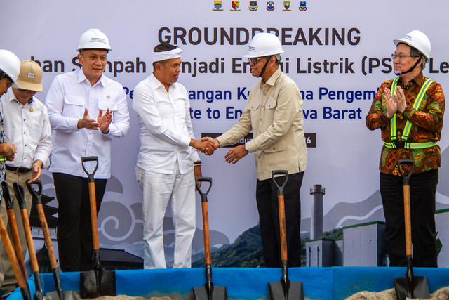 Wamen ESDM Yuliot Tanjung (kedua kanan) & Wamen LH Diaz Hendropriyono (kedua kiri) bersalaman dengan Gubernur Jabar Dedi Mulyadi (ketiga kanan) saat peletakan batu pertama proyek PSEL Legok Nangka, Kab. Bandung, Jabar, Rabu (29/7/2026). Foto: Novrian Arbi/ANTARA FOTO
