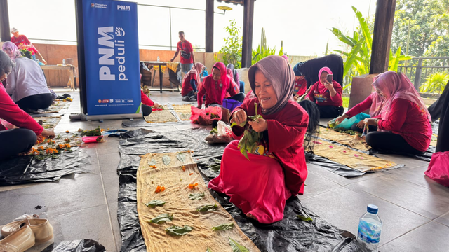 Salah satu penyandang disabilitas yang mengikuti pelatihan ecoprint di Bekasi. Foto: Dok. PNM