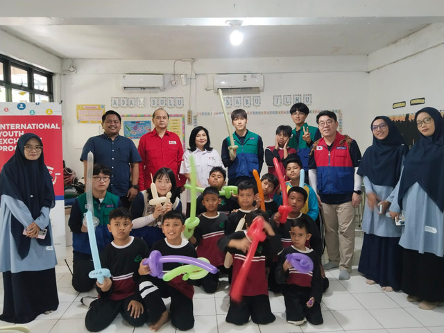 Anak-anak SD Bunayya - Bogor belajar bersama relawan PMI dan relawan Korean Red Cross (KRC). Ditemani Kepala Sekolah mereka.