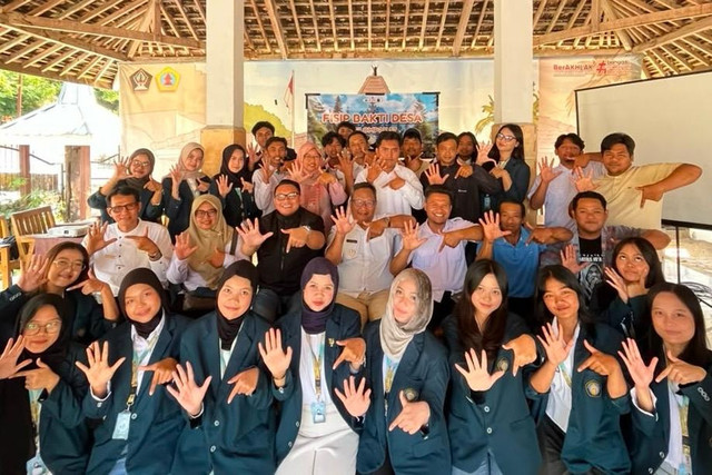 Mahasiswa Kelompok 57 KKN FISIP Bakti Desa Arcapada (FBD) 2026 Universitas Brawijaya bersama perangkat Desa Krisik, Pokdarwis, dan Karang Taruna dalam acara Temu Apresiasi Desa sebagai penutupan program KKN di Desa Krisik.