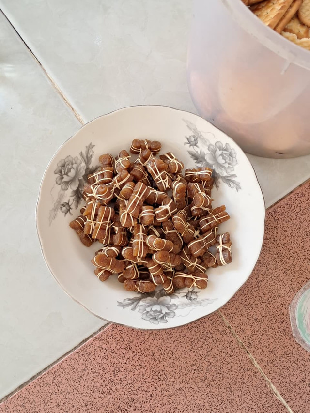 Butiran Jubadha yang diikat menggunakan daun siwalan sebagai ciri khas proses pembuatannya. Dok. Istimewa.