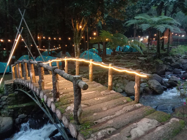 Jembatan ikonis Curug Leles menawan di kala malam/Mochamad Rona Anggie