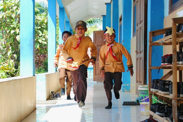 Ilustrasi pendaftaran Bantuan Pendidikan Masuk Sekolah 2026. Foto: Husniati Salma/Unsplash