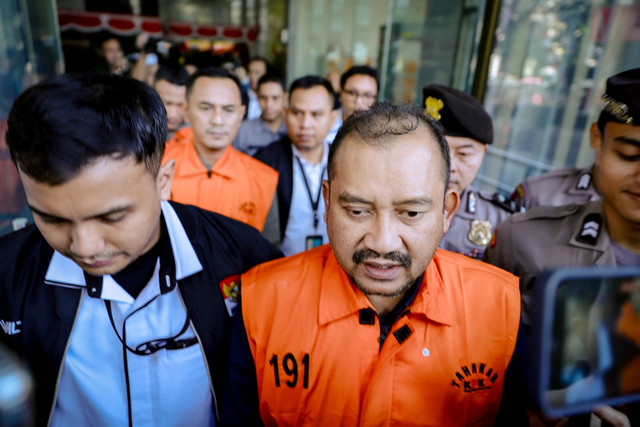 Bupati Pemalang Anom Widiyantoro bersama para tersangka berjalan menuju mobil tahanan usai menjalani pemeriksaan di Gedung Merah Putih KPK, Jakarta, Kamis (30/7/2026). Foto: Jamal Ramadhan/kumparan