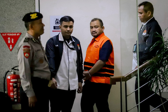 Bupati Pemalang Anom Widiyantoro bersama para tersangka berjalan menururuni tangga menuju mobil tahanan usai menjalani pemeriksaan di Gedung Merah Putih KPK, Jakarta, Kamis (30/7/2026). Foto: Jamal Ramadhan/kumparan