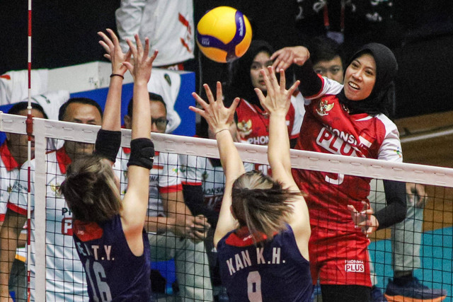  Tim voli putri Indonesia mengalahkan tim Tawiwan pada pertandingan semi final Asian Volleyball Confederation (AVC) Challenge Cup 2023 di GOR Tri Dharma, Gresik, Jawa Timur, Sabtu (24/6). Foto: Rizal Hanafi/Antara Foto