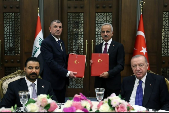 Menhub Irak (kiri, berdiri) memegang dokumen perjanjian bersama Menhub Turki disaksikan PM Irak dan PresidenTurki  Erdogan di Ankara, Selasa (28/7/2026). Foto: X/@a_uraloglu