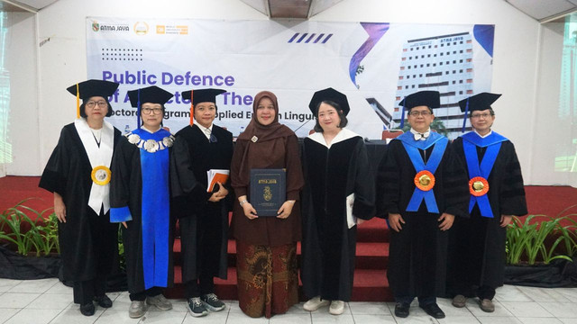 Foto Bersama Tatu Zakiyatun dengan Penguji (Sumber: Unika Atma Jaya)
