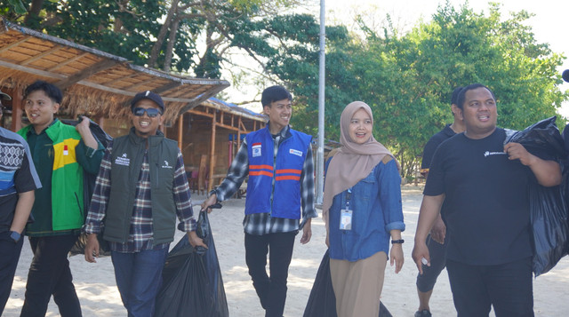 Giat Kebersihan dan Tebar Bahagia Muharram Ceria di pulau Samalona bersama Beberapa Anggota LAZ se-Sulawesi Selatan (Sumber: DT Peduli)