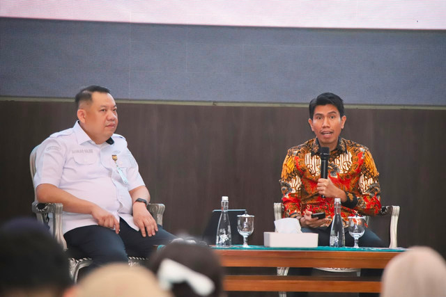 Wakil Ketua Komisi II DPR RI Bahtra Banong menjadi pembicara dalam diskusi bertema "Penguatan Kapasitas Aparatur melalui Pelatihan dan Beasiswa Luar Negeri dalam Mendukung Tata Kelola Pemerintahan yang Profesional dan Berdaya Saing Global". Foto: Kemendagri RI