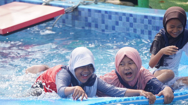 Kebahagiaan Anak-anak Yatim saat Berenang Bersama-sama (Sumber: DT Peduli)