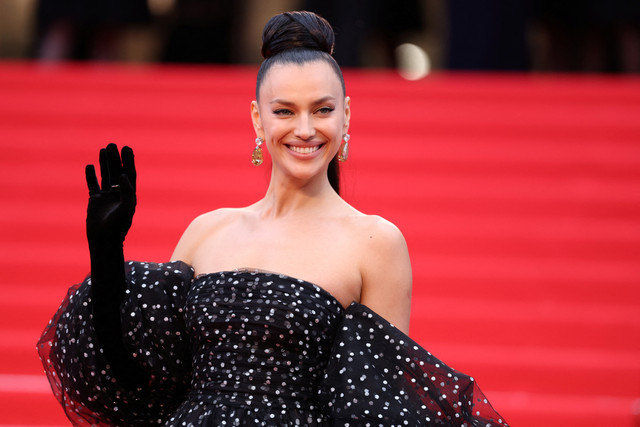 Model Rusia Irina Shayk tiba untuk Upacara Pembukaan dan pemutaran film "Partir un Jour" (Bye Bye) pada Festival Film Cannes di Cannes, Prancis selatan, pada 13 Mei 2025. Foto: Sameer Al-Doumy / AFP