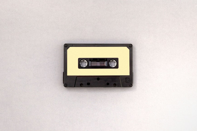 Ilustrasi Lirik lagu Main HIVI. Foto: Unsplash/Namroud Gorguis