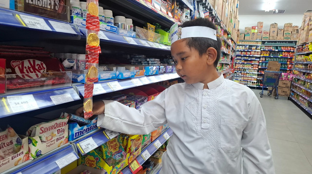 Antusiasme Anak-anak Yatim Saat Berbelanja Bersama Tim DT Peduli di Hypermart Living Plaza Sawojajar (Sumber: DT Peduli)