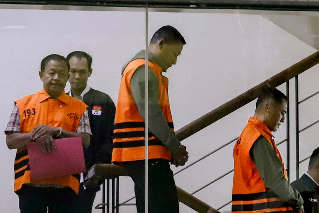 Tersangka Setya Budi Dias Oktavianto (kedua kanan) dan Lilik Budi Suprianto (kiri) berjalan menuruni tangga menuju mobil tahanan usai menjalani pemeriksaan di Gedung Merah Putih KPK, Jakarta, Kamis (30/7/2026). Foto: Jamal Ramadhan/kumparan
