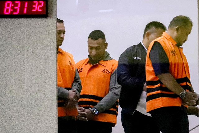 Tersangka Setya Budi Dias Oktavianto (kedua kiri) berjalan menuruni tangga menuju mobil tahanan usai menjalani pemeriksaan di Gedung Merah Putih KPK, Jakarta, Kamis (30/7/2026). Foto: Jamal Ramadhan/kumparan