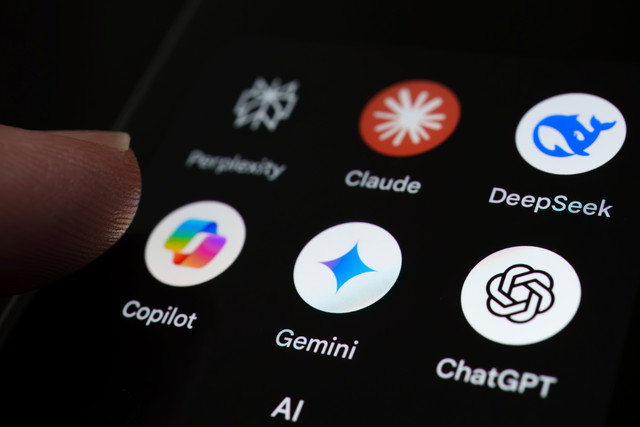 Ilustrasi Aplikasi Chatbot. Foto: Ascannio/Shutterstock