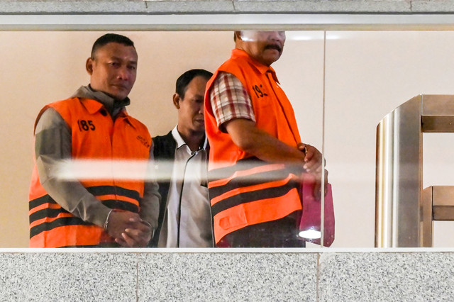 Staf Administrasi KPK Setya Budi Dias Oktavianto (kiri) bersama pihak swasta Lilik Budi Suprianto (kedua kanan) menggunakan rompi tahanan usai menjalani pemeriksaan di Gedung Merah Putih KPK, Jakarta, Kamis (30/7/2026). Foto: Fakhri Hermansyah/ANTARA FOTO