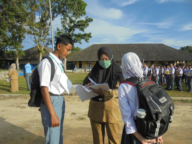 Ilustrasi pendaftaran KJP Plus tahap 2025 Sekolah Rakyat. Foto: Fajar Herlambang STUDIO/Unsplash