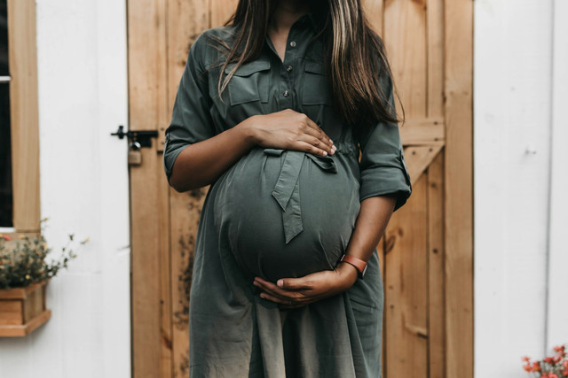 Ilustrasi jika hasil skrining HBsAg ibu hamil reaktif, langkah selanjutnya yang paling tepat. Foto: Unsplash.