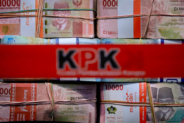 Penyidik KPK menunjukkan barang bukti terkait kasus dugaan korupsi di lingkungan Pemerintahan Kabupaten Pemalang di Gedung Merah Putih KPK, Jakarta, Kamis (30/7/2026).  Foto: Jamal Ramadhan/kumparan