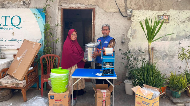 Pemberian Bantuan Peralatan Usaha untuk Guru Al-Quran di Depok (Sumber: DT Peduli)