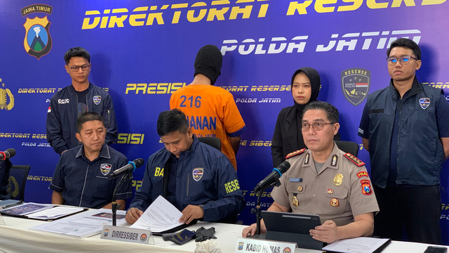 Ditressiber Polda Jatim mengungkap pembobol ratusan website sekolah hingga instansi di Mapolda Jatim, Kamis (30/7/2026). Foto: Farusma Okta Verdian/kumparan