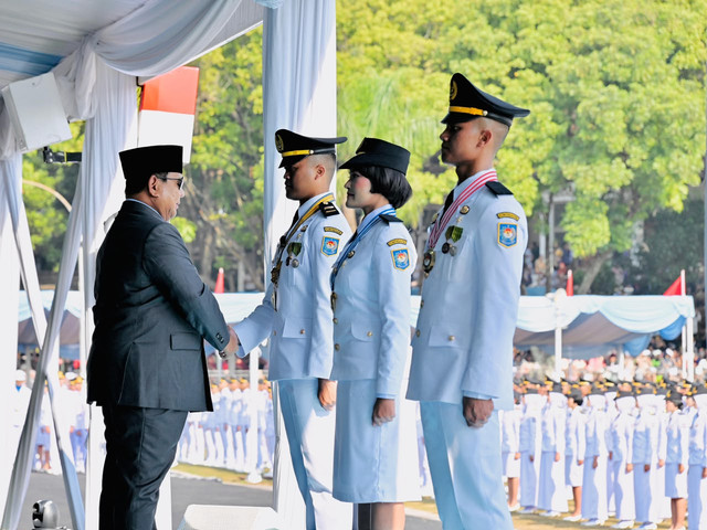 Presiden Prabowo Subianto didampingi Mendagri Tito Karnavian anugerahi penghargaan Kartika Astha Brata kepada Aji Bayu Ramadhan, putra buruh bangunan asal NTT yang dilantik sebagai Pamong Praja Muda IPDN, Rabu (29/7/2026). Foto: Kemendagri RI