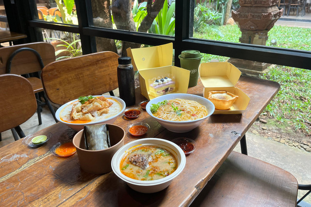 Aneka makanan di Little Cokro, Menteng, Jakarta. Foto: Azalia Amadea/Kumparan