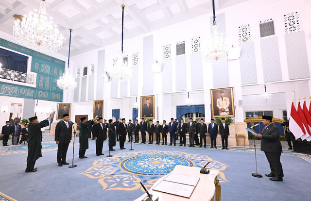 Presiden Prabowo Lantik Donny Ermawan dan Yos Sunitiyoso sebagai Gubernur dan Wakil Gubernur Universitas Republik Indonesia (Sumber Foto: BPMI Setpres/Muchlis Jr)