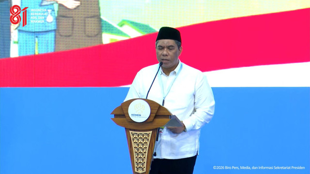 KH Zulfa Mustofa memimpin doa pada acara akad massal unit KPR rumah subsidi yang dihadiri Presiden Prabowo Subianto di Kabupaten Batang, Jawa Tengah, Kamis (30/7/2026).
Foto: YouTube/ Sekretariat Presiden