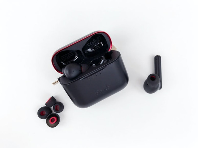 Ilustrasi True Wireless Stereo (TWS). Foto: Unsplash