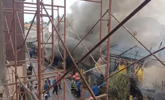 Kebakaran menghanguskan delapan rumah di kompleks asrama Polda Jambi, Kelurahan Tambak Sari, Kecamatan Jambi Selatan, Kamis (30/7/2026). Foto: kumparan