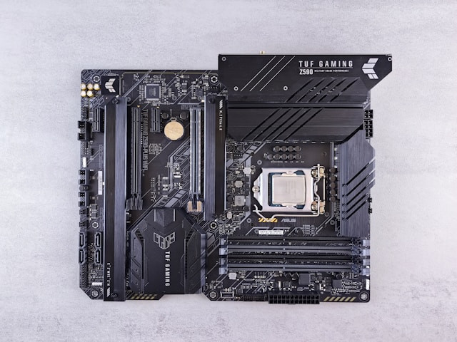 Ilustrasi rekomendasi motherboard terbaik untuk gaming. Foto: Andrey Matveev/Unsplash