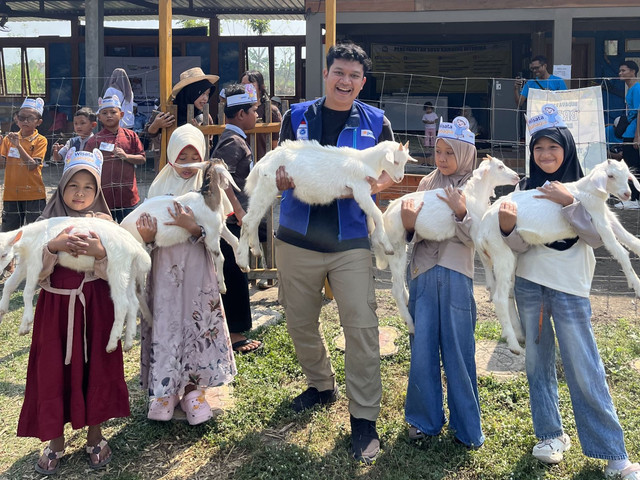 Keceriaan anak-anak yatim saat bermain bersama kambing-kambing di Desa Sejahtera Gemolong (Sumber: DT Peduli)