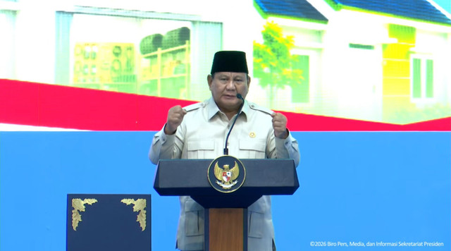 Presiden Parbowo Subianto berpidato pada acara akad massal unit KPR rumah subsidi di Kabupaten Batang, Jawa Tengah, Kamis (30/7/2026). Foto: YouTube/ Sekretariat Presiden